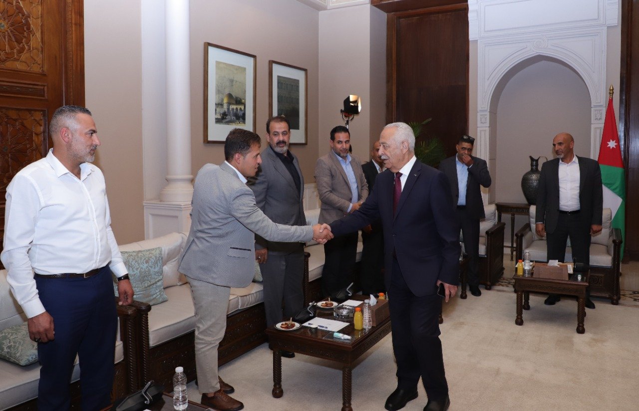 العيسوي يلتقي مجموعة من شباب بني عباد