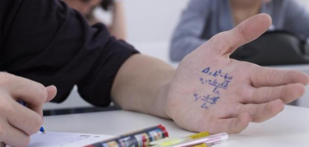 معلم يبتكر حيلة للايقاع بطلبته الذين يغشون في الامتحانات