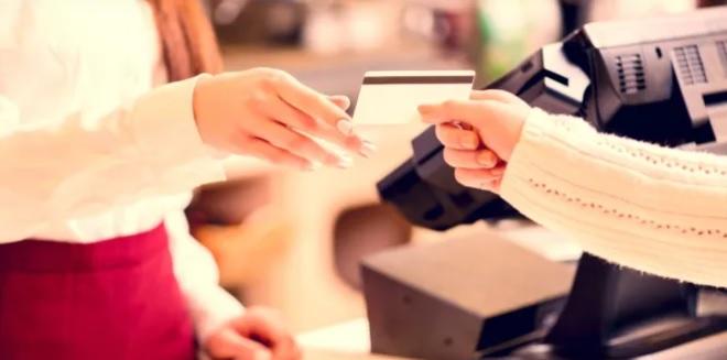 موظفة كاشير تستولي على آلاف الدنانير من سوبر ماركت في عمان