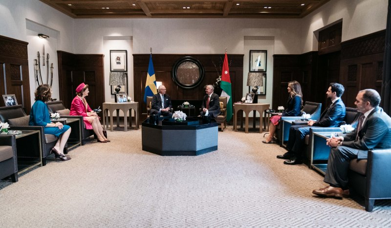 الملك يبحث مع ملك السويد العلاقات الثنائية والمستجدات الإقليمية والدولية