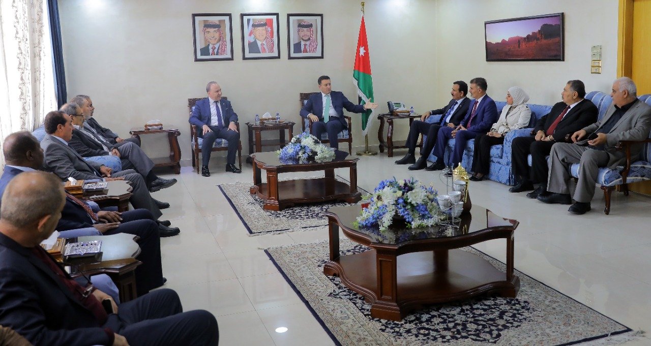 الصفدي يلتقي رؤساء لجان المخيمات ويؤكد متابعة مطالبهم