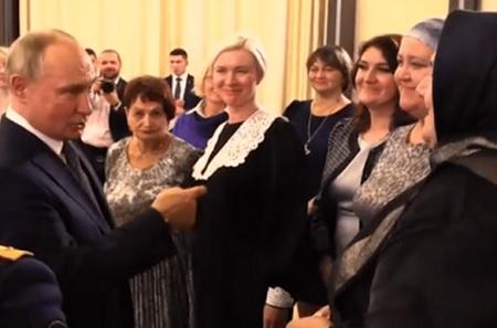 كيف رد بوتين على سيدة مسلمة رفضت عناقه؟..فيديو