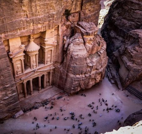 الحكومة: 70% من محتوى تنشيط السياحة يعود للبترا