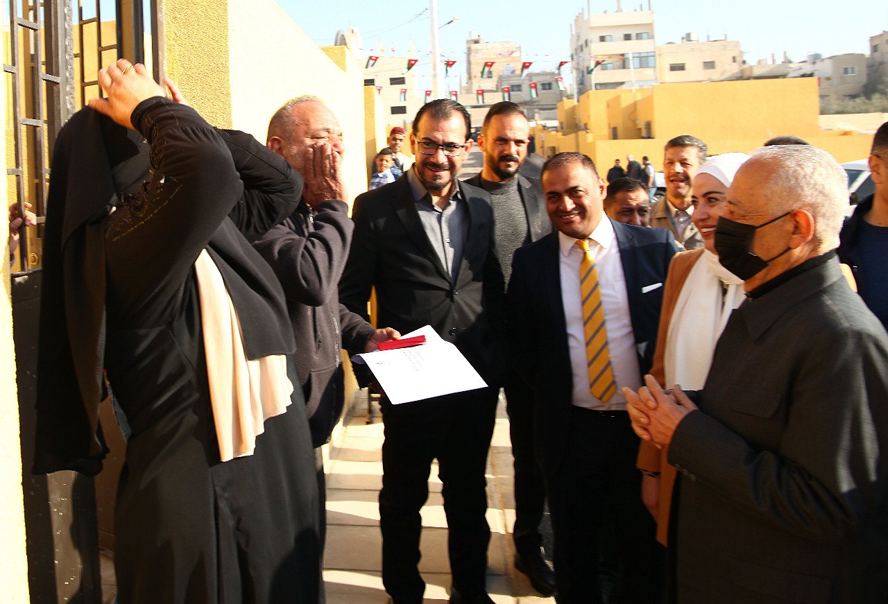 العيسوي يسلم مساكن لأسر عفيفة ويفتتح مشاريع مبادرات ملكية