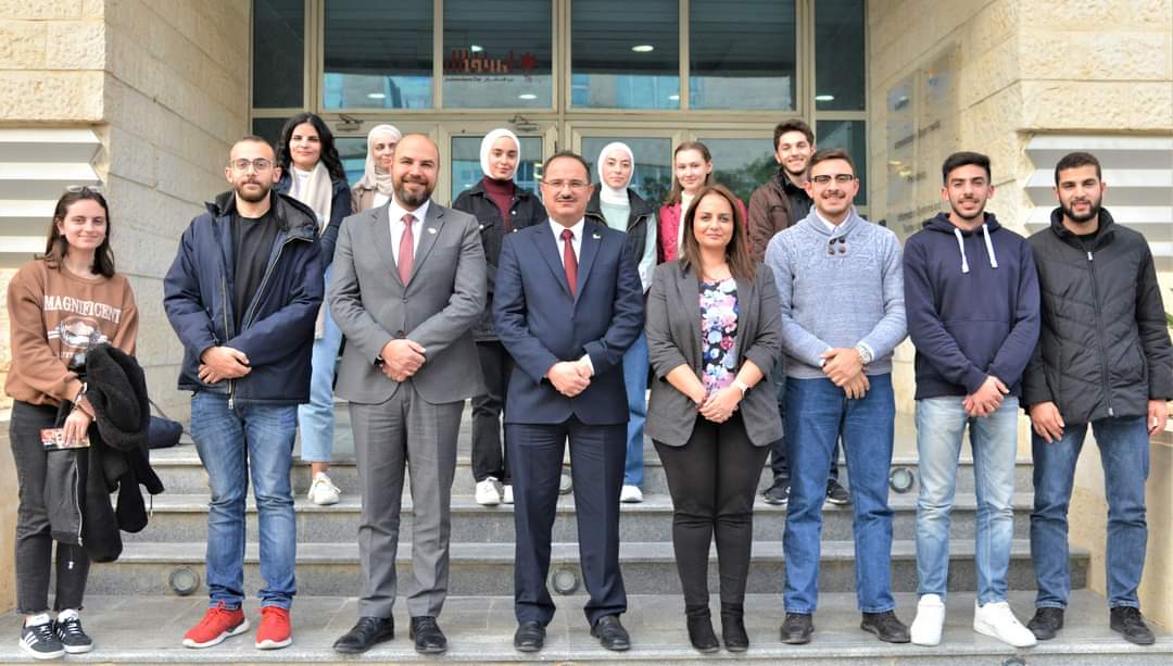 الدكتور الحلحولي يلتقي رؤساء الأندية الطلابية في الجامعة الألمانية الأردنية