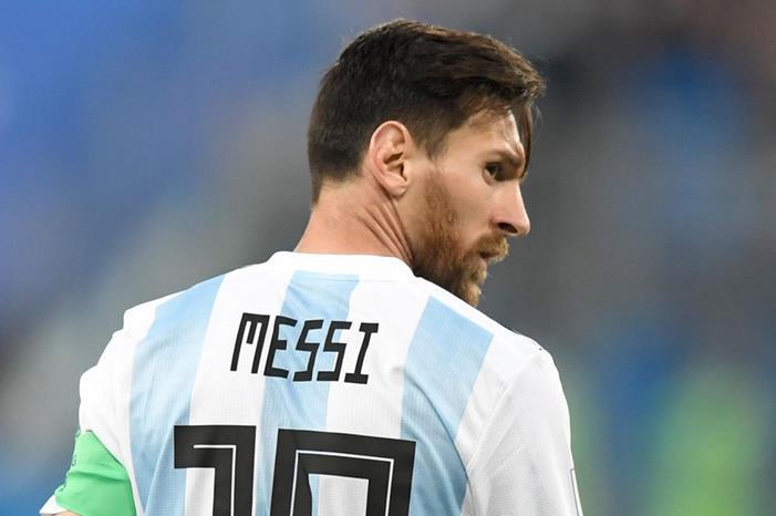 "أديداس" تسابق الزمن لتلبية الطلب غير العادي على قميص ميسي