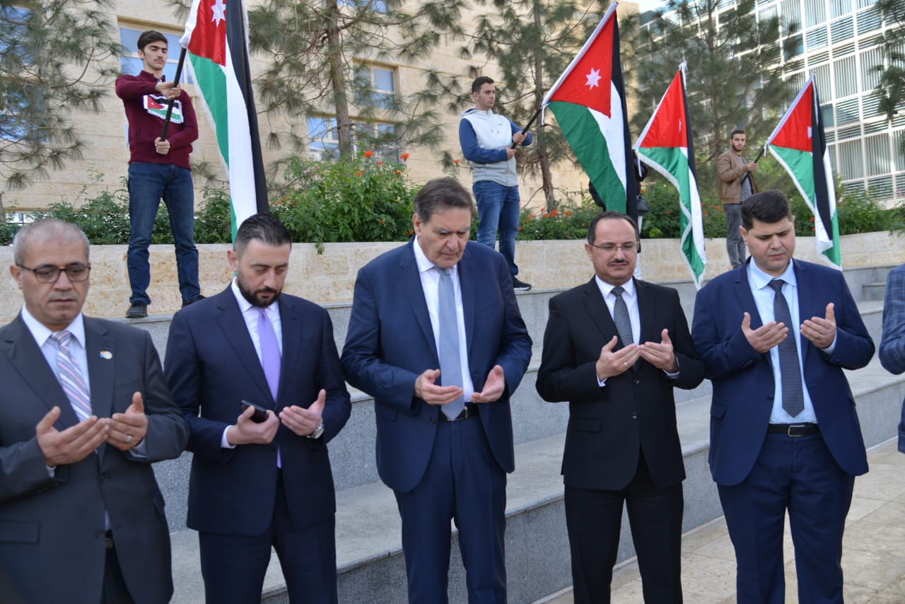 وقفة تضامية مع الأجهزة الأمنية وشهداء الوطن في الجامعة الألمانية الأردنية