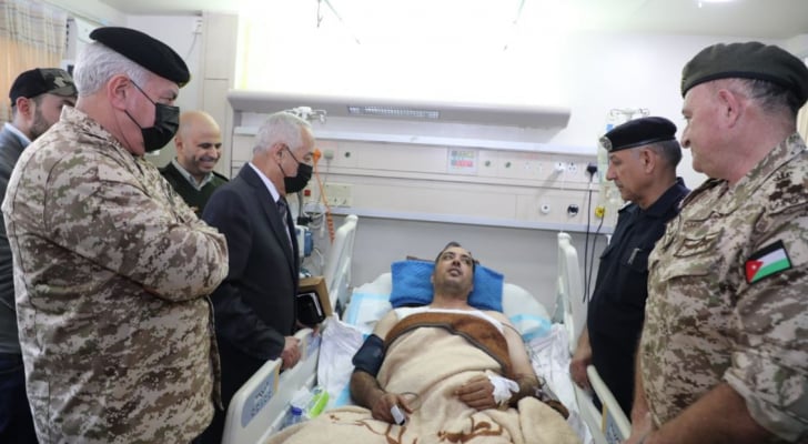 العيسوي والحنيطي والمعايطة يزورون مصابي حادثة مداهمة الحسينية بمعان