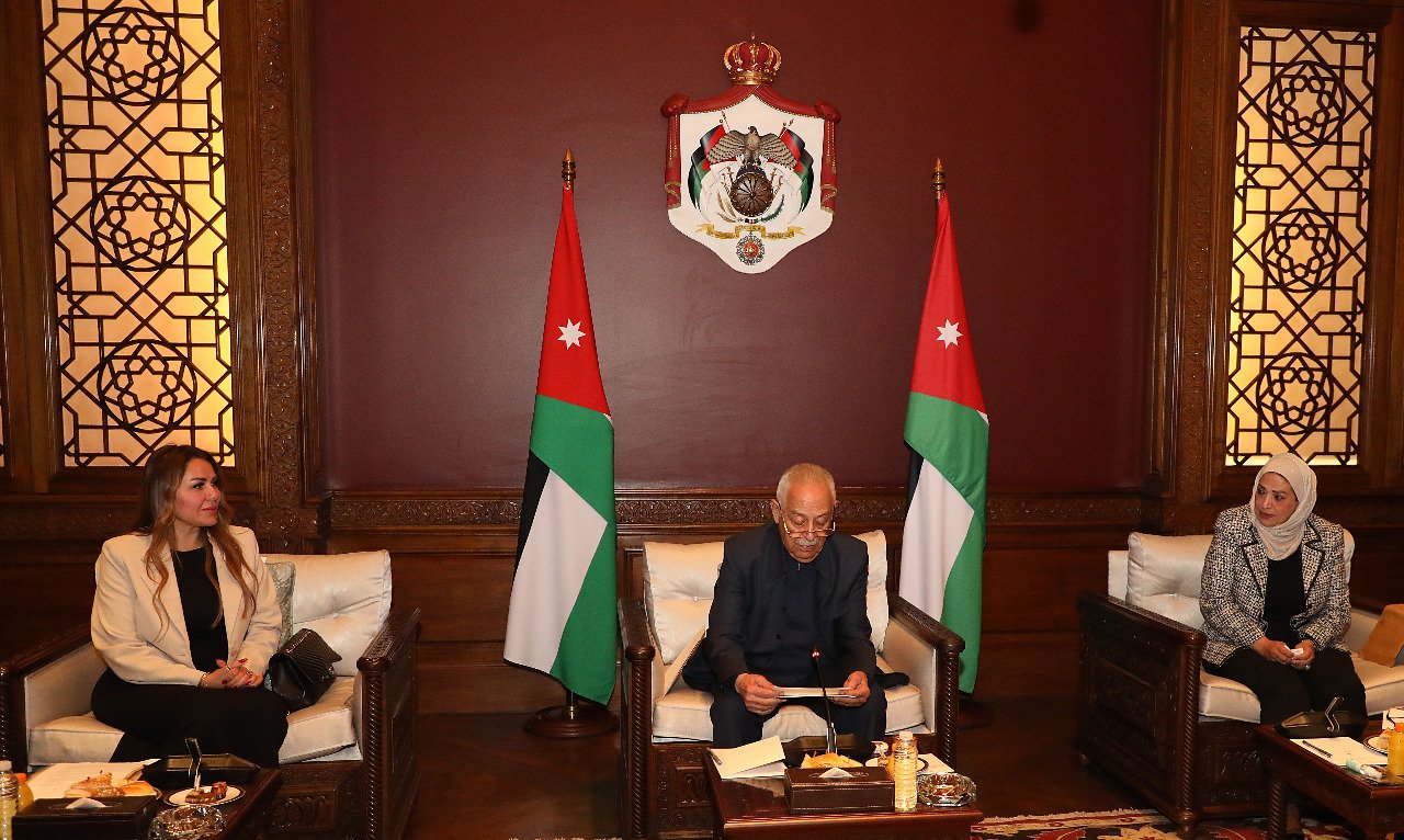 رئيس الديوان الملكي يلتقي وجهاء الفحيص وتجمع لجان المرأة بالعقبة