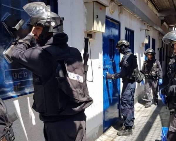 قوات الاحتلال تقتحم سجن "مجدو" وتعزل 40 أسيراً