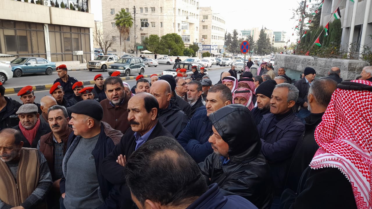 متقاعدو شركة مناجم الفوسفات يعتصمون مطالبين بإعادة التأمين الصحي تحت مظلة الشركة