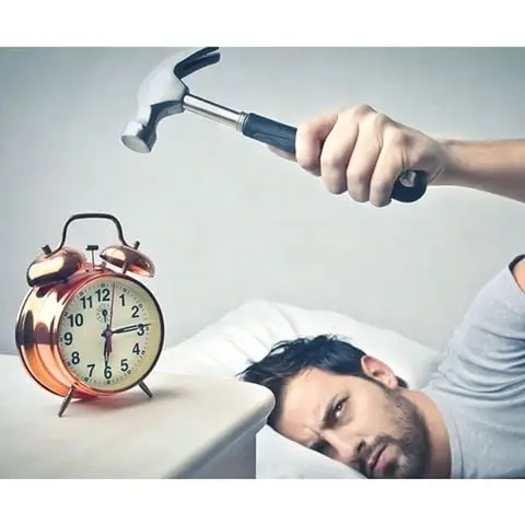 عادة نفعلها تقريباً للاستيقاظ كل يوم.. احذروها