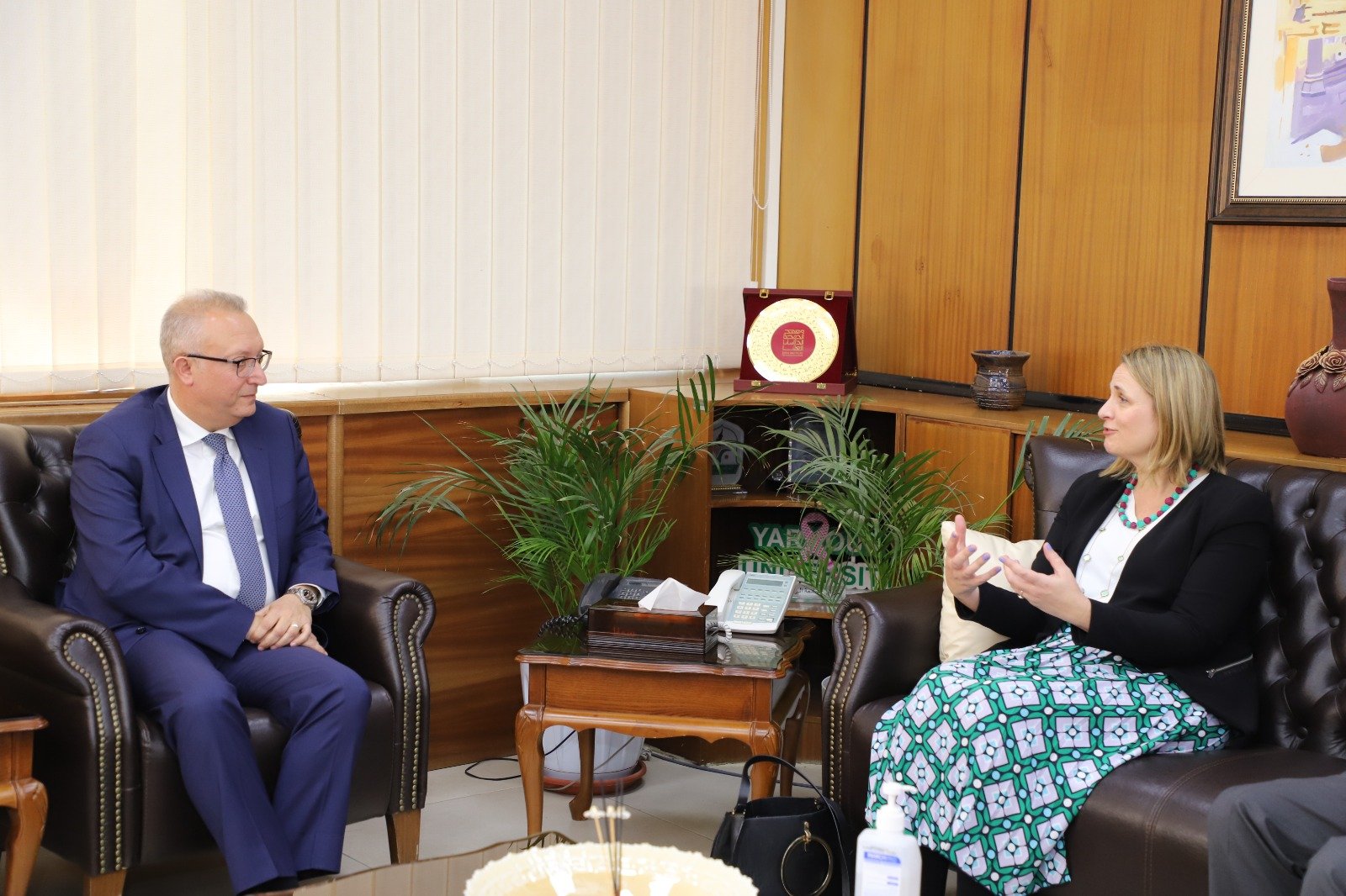 YU president, Irish ambassador discuss academic cooperation