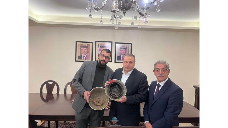 السفير الأردني في رام الله يتسلم خوذ عسكريين أردنيين وجدت في القدس