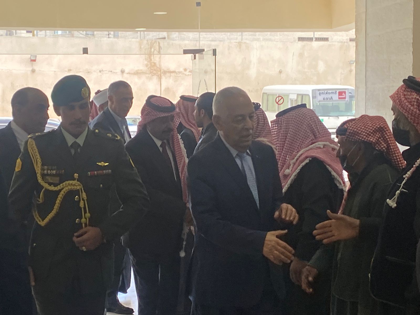 مندوباً عن الملك .. رئيس الديوان الملكي يعزي عشيرة السكارنه