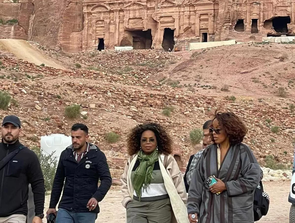 المذيعة وينفري تزور البترا