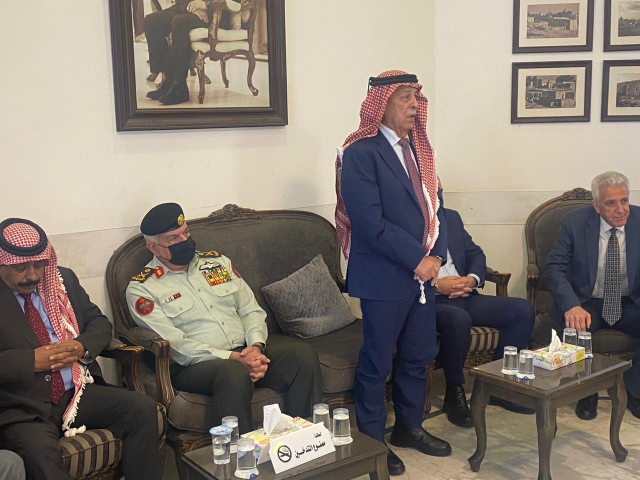 مندوباً عن الملك..رئيس الديوان الملكي يعزي عشيرة الفرجات