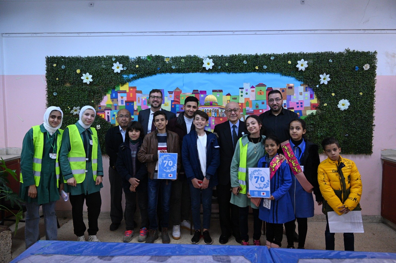 السفير الياباني في الأردن يزور منشآت الأونروا في مخيم البقعة