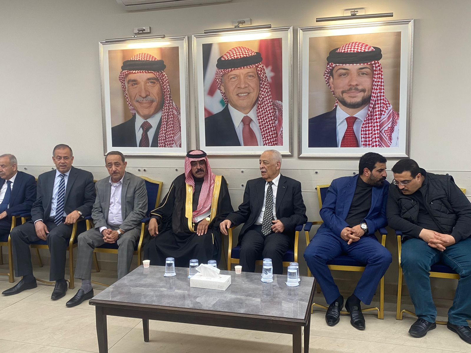 مندوبا عن الملك .. رئيس الديوان الملكي يعزي عشيرة الحباشنه