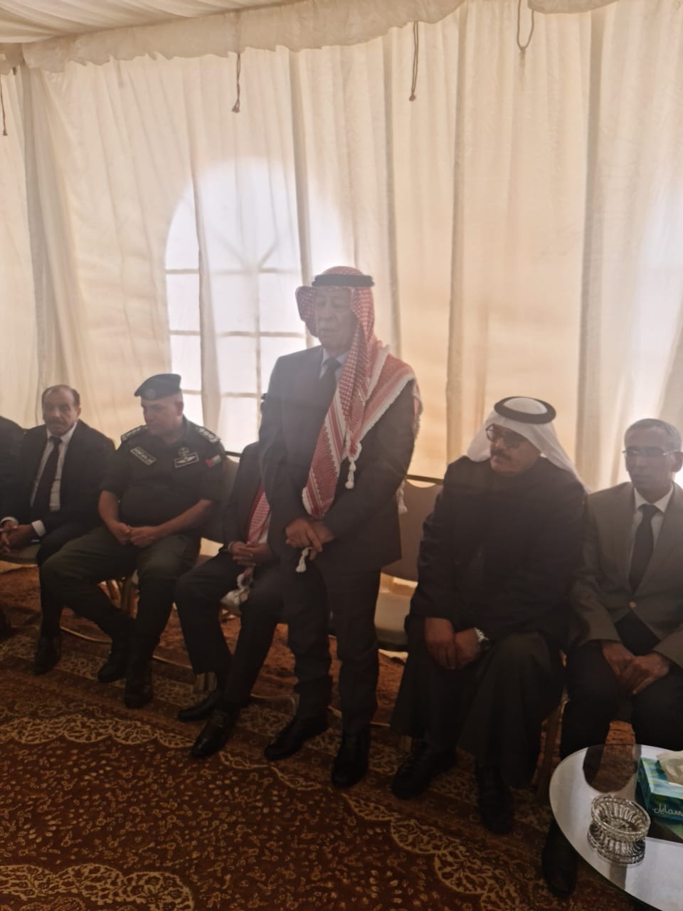 مندوبا عن الملك .. رئيس الديوان الملكي يقدم واجب العزاء بالمرحوم القاضي فارس الماضي 