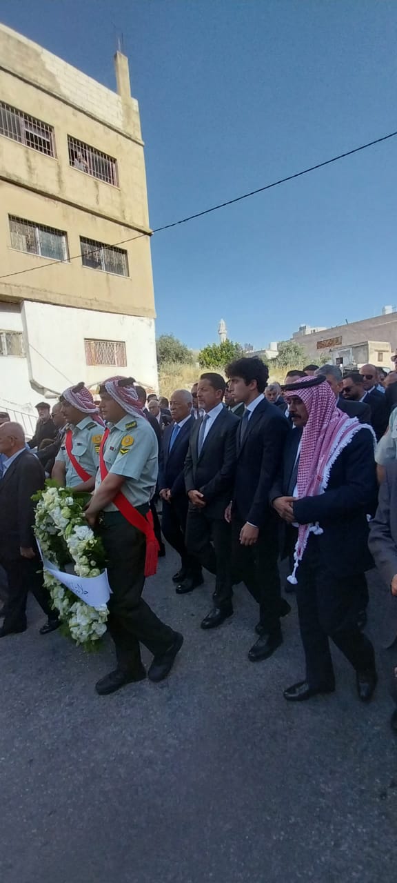 مندوبا عن الملك.. رئيس الديوان الملكي يشارك في تشييع جثمان الوزير البطاينة 