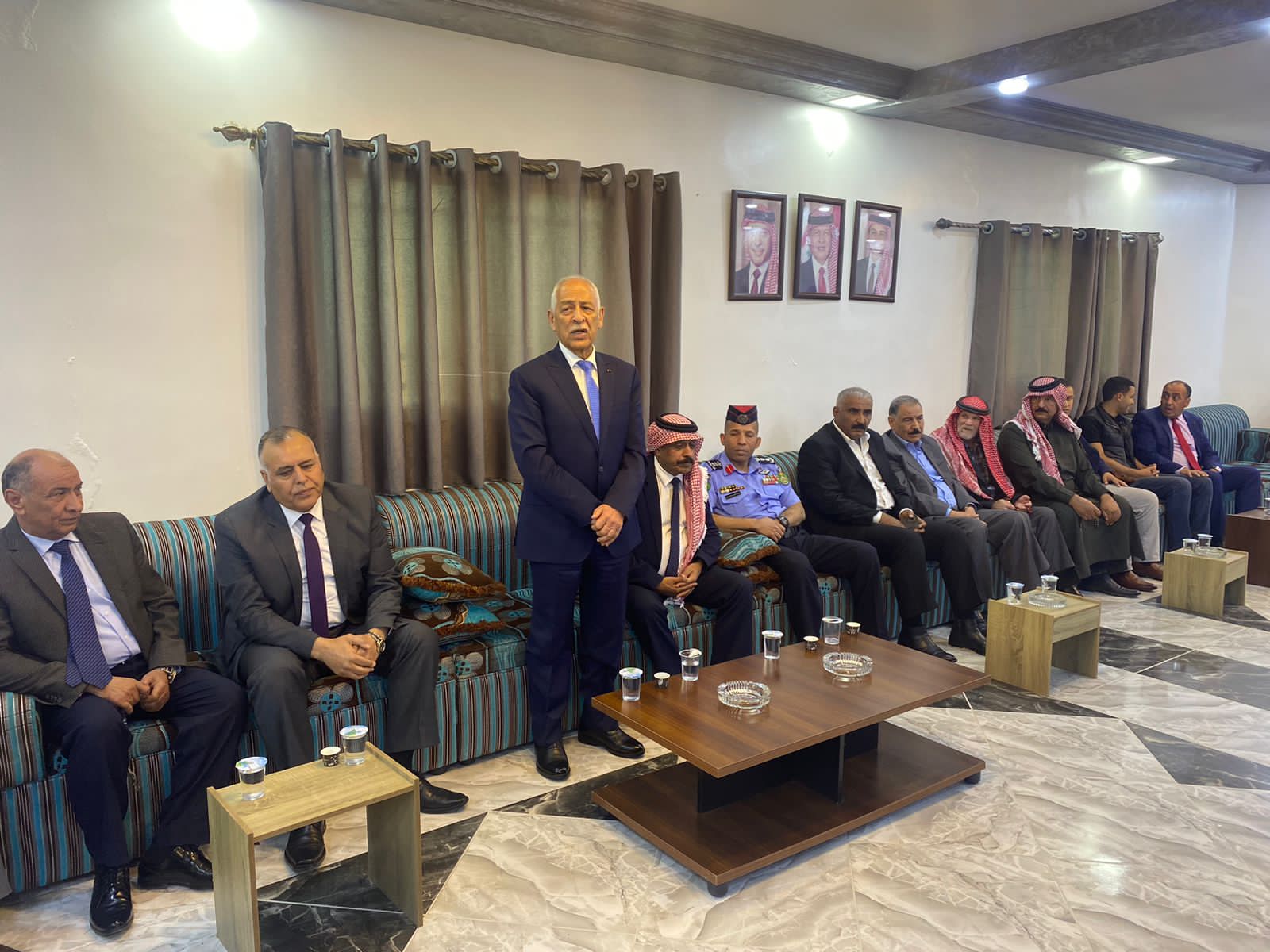 مندوبا عن الملك .. رئيس الديوان الملكي يقدم واجب العزاء بالمرحوم عبد الهادي فلاح الخلايله