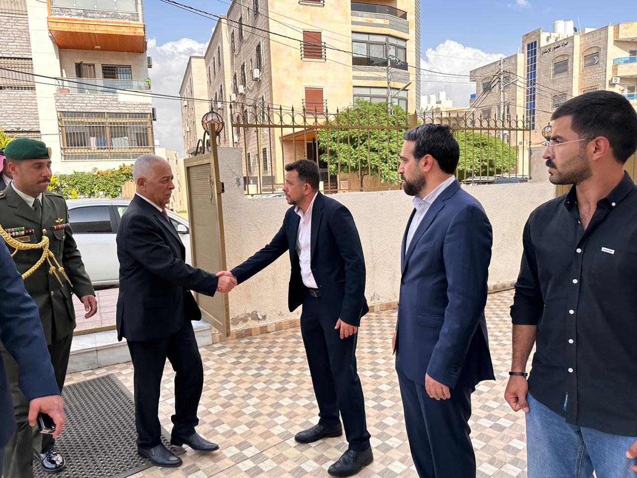 مندوباً عن الملك .. رئيس الديوان الملكي يعزّي عشيرة الدعجة