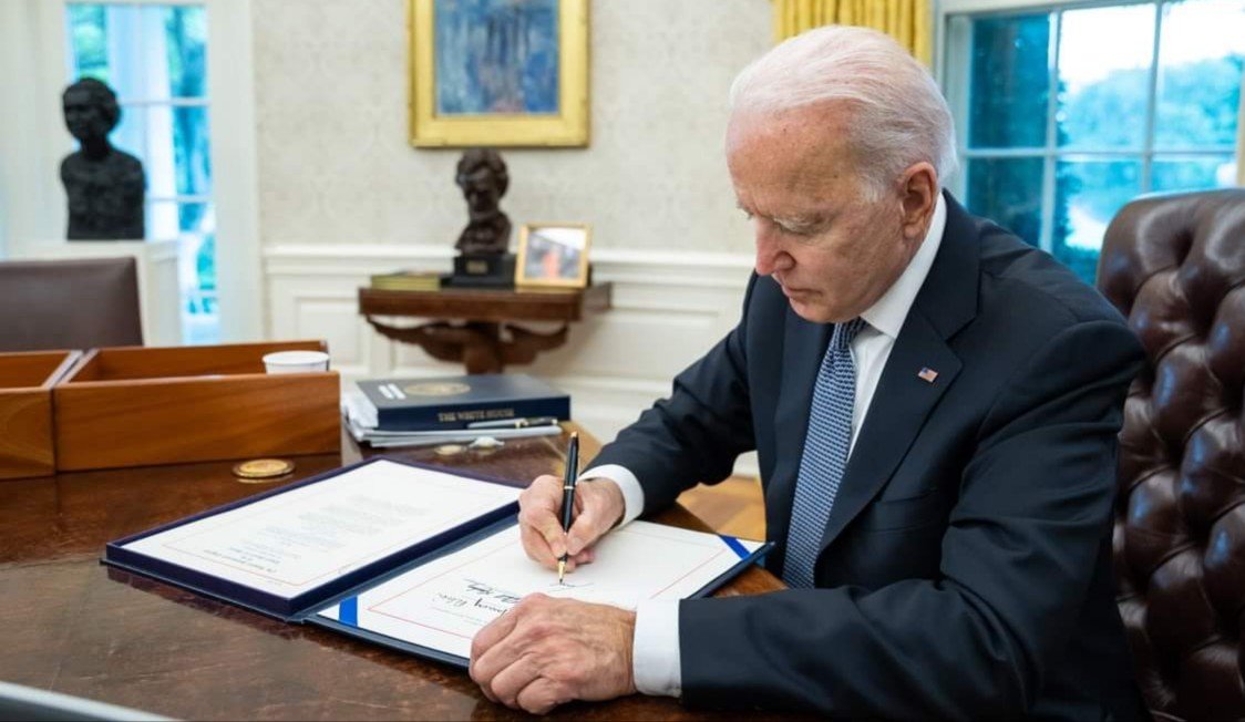 بايدن يوقع إجراء يجّنب أمريكا تخلف "كارثي" عن سداد الدين