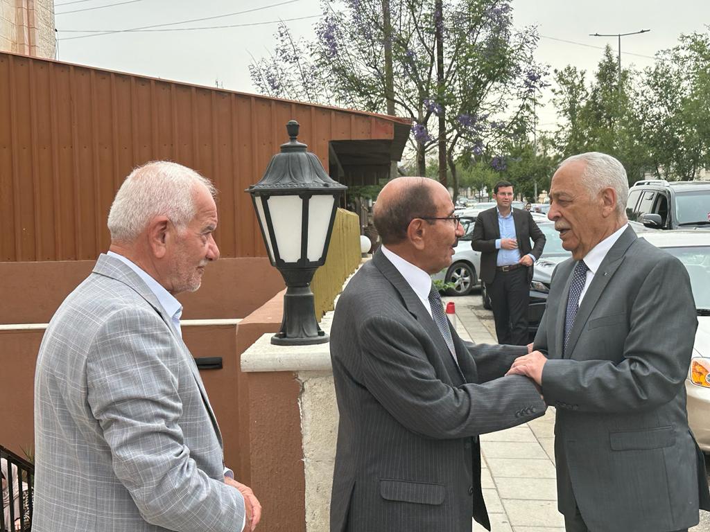 مندوبا عن الملك .. رئيس الديوان الملكي يعزي عشيرة الطراونة