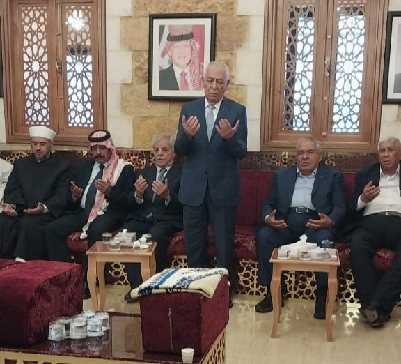 مندوبا عن الملك .. رئيس الديوان الملكي الهاشمي يعزي  بعشيرة الخصاونه 