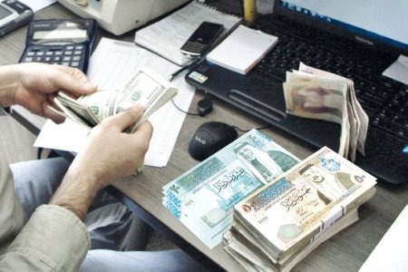 ازدياد تدريجي بالطلب على الدينار تزامناً مع استقرار الأجواء الصيفية والعطلات