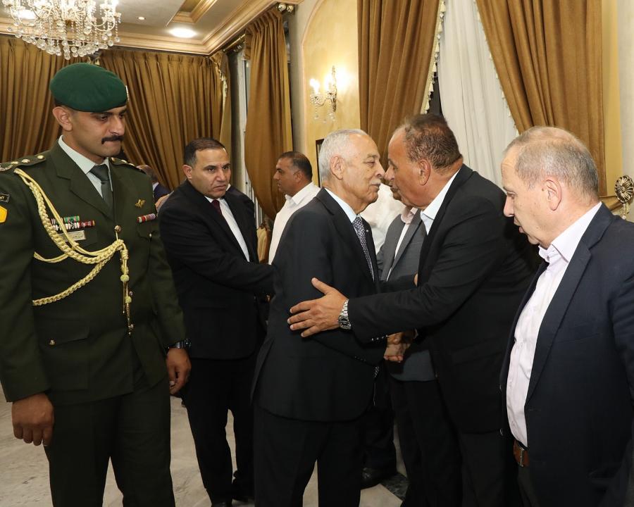 مندوبا عن الملك وولي العهد .. العيسوي يقدم واجب العزاء بوالدة المحامي محمد قطيشات