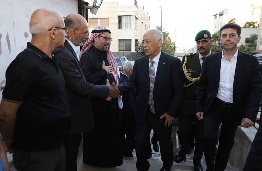 مندوبا عن الملك وولي العهد ..العيسوي يقدم واجب العزاء بوالدة المسلماني