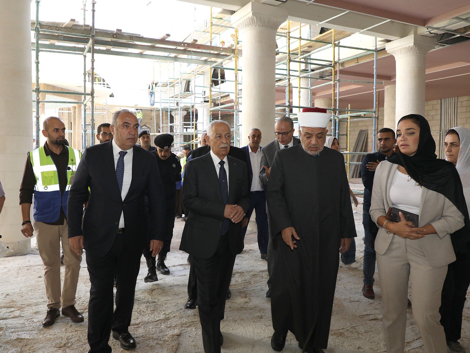 العيسوي يتفقد مشروع إعادة تأهيل المسجد الحسيني