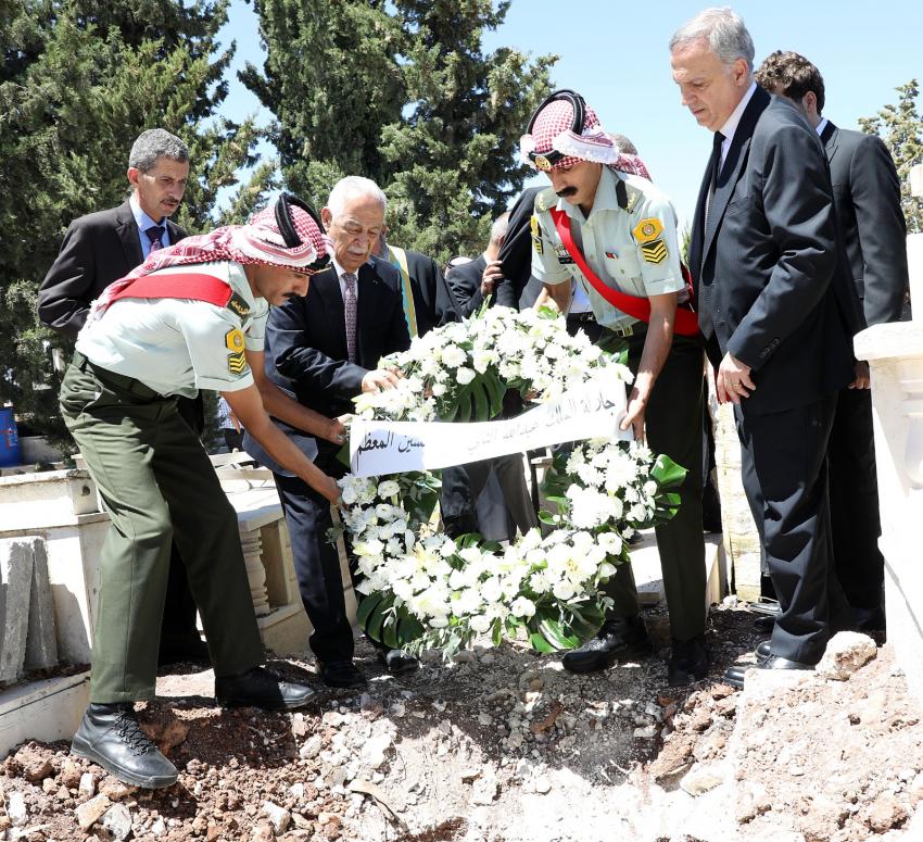 العيسوي ينقل تعازي الملك وولي العهد إلى آل فراج