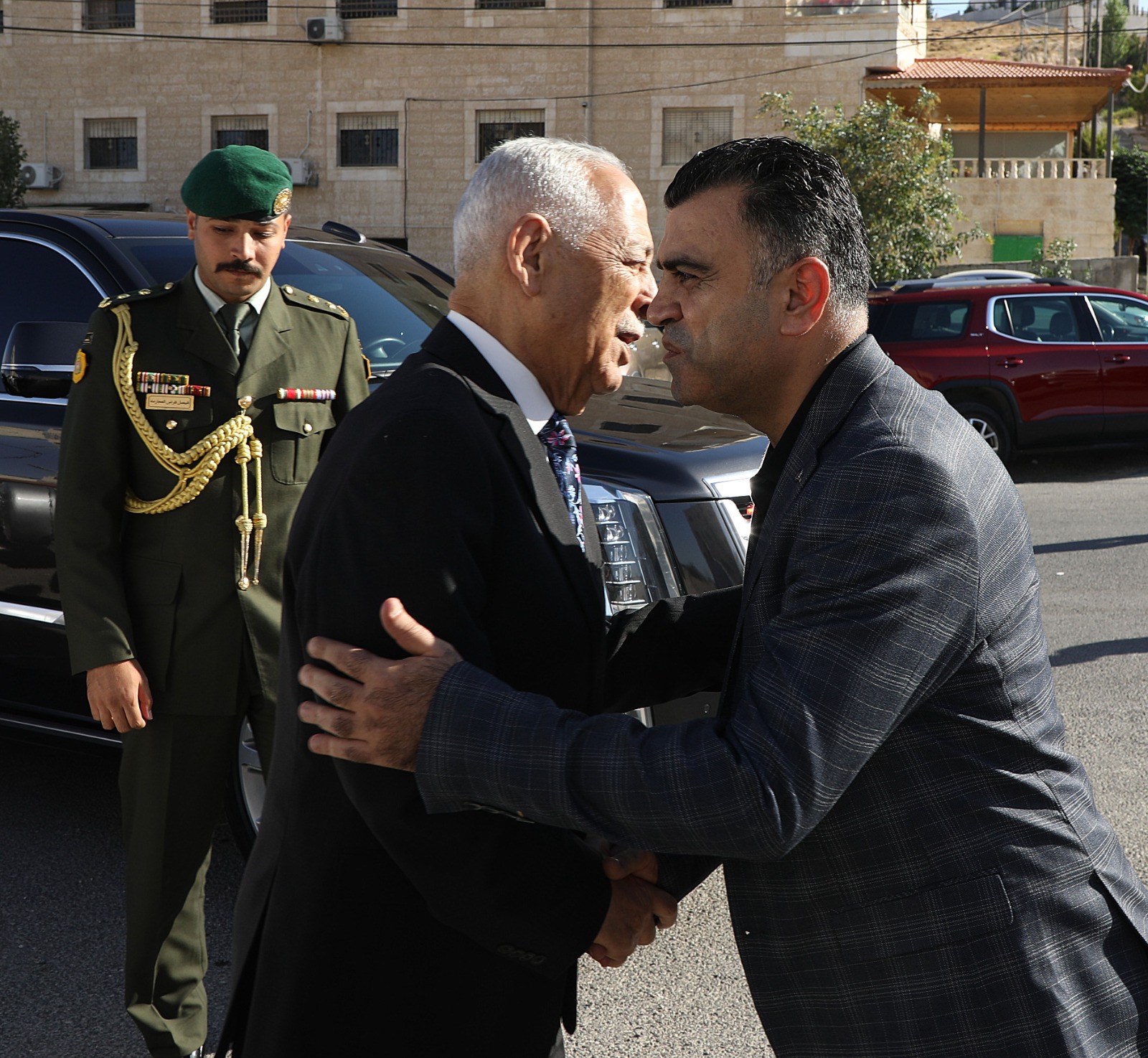 مندوبا عن الملك وولي العهد .. العيسوي يعزي ال السرطاوي