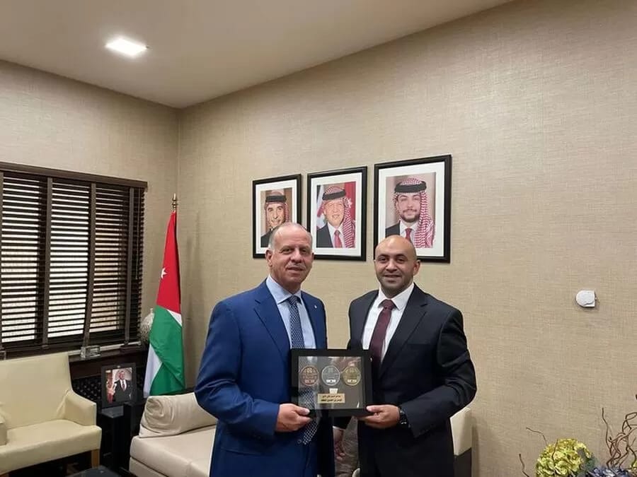 العواملة يهدي الأمير فيصل بن الحسين درع بطولة آسيا للمصارعة