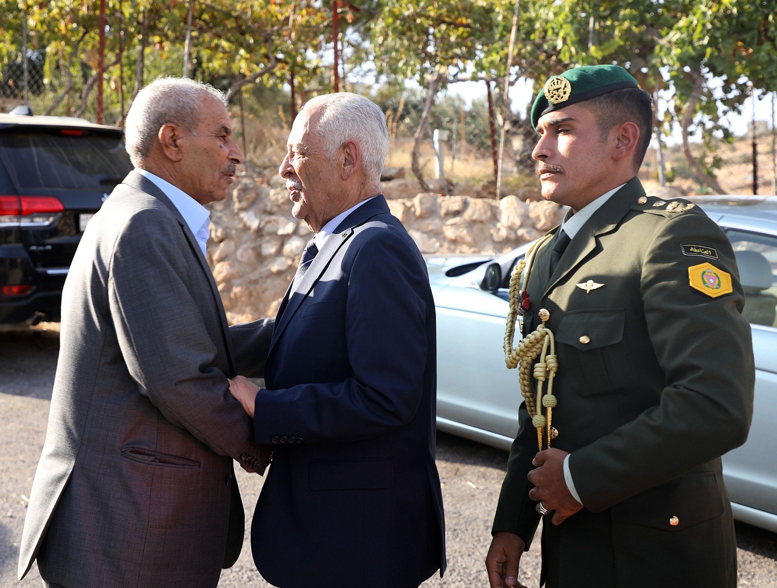 مندوبا عن الملك وولي العهد العيسوي يقدم واجب العزاء لعشيرتي الشنيكات والعوامرة