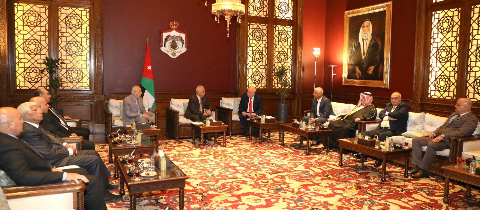 العيسوي يلتقي عدداً من الوفود في الديوان الملكي