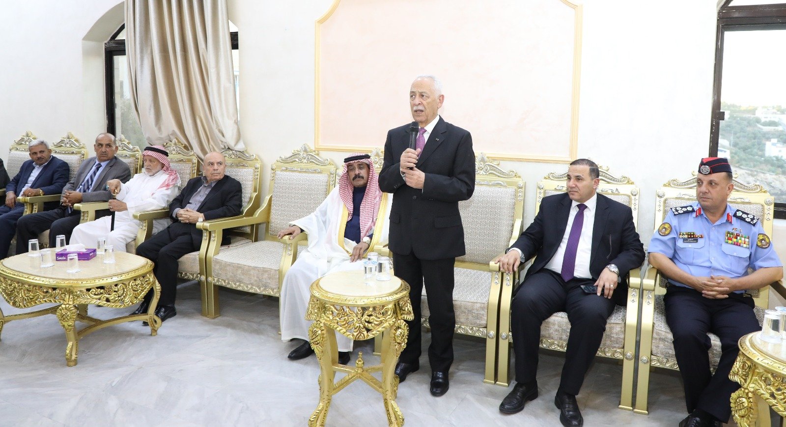 مندوبا عن الملك وولي العهد، العيسوي يعزي عشائر النابلسي والحياري والنسور والخريسات والرحاحلة 