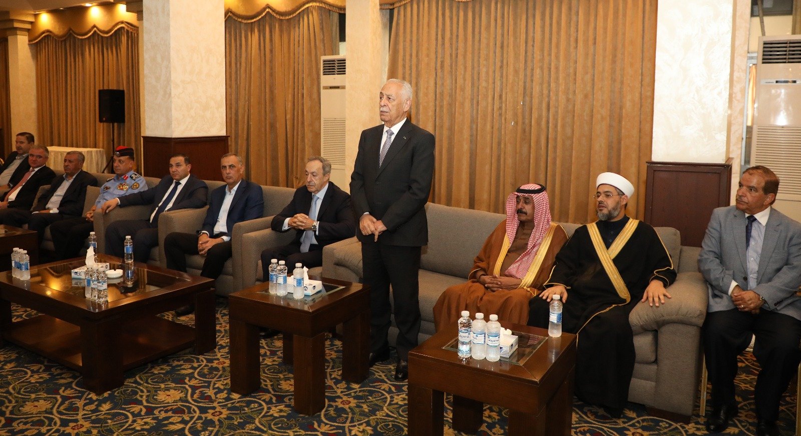 مندوبا عن الملك وولي العهد.. العيسوي يعزي عشيرة الزبن وآل حمدان   