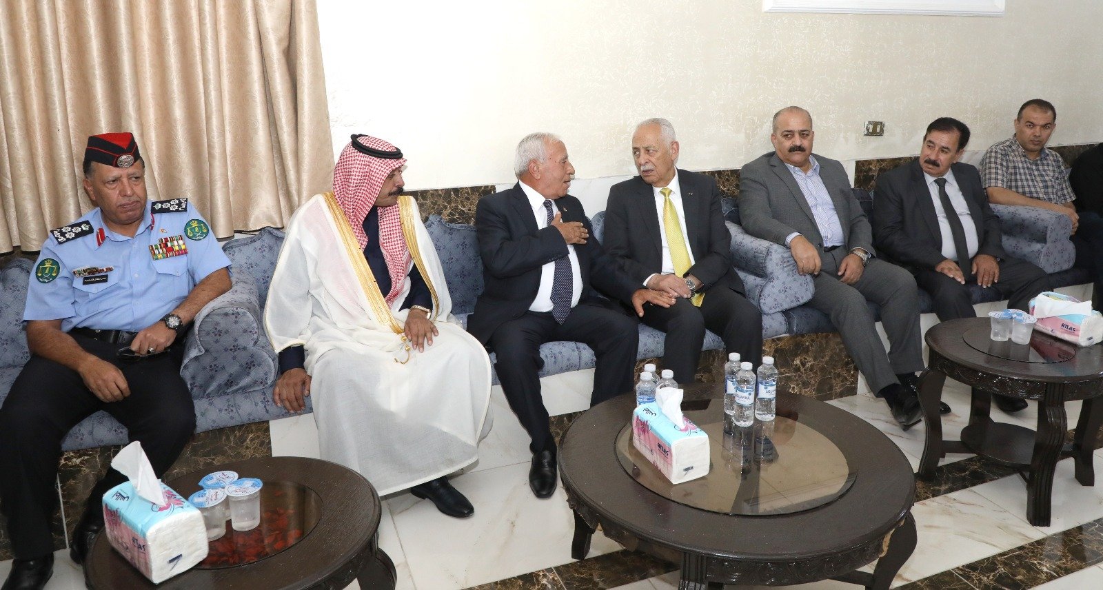 مندوبا عن الملك وولي العهد .. العيسوي يعزي عشيرتي العدوان والمهيدات 