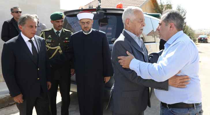 مندوبا عن الملك وولي العهد .. العيسوي يعزي آل أبو غزالة