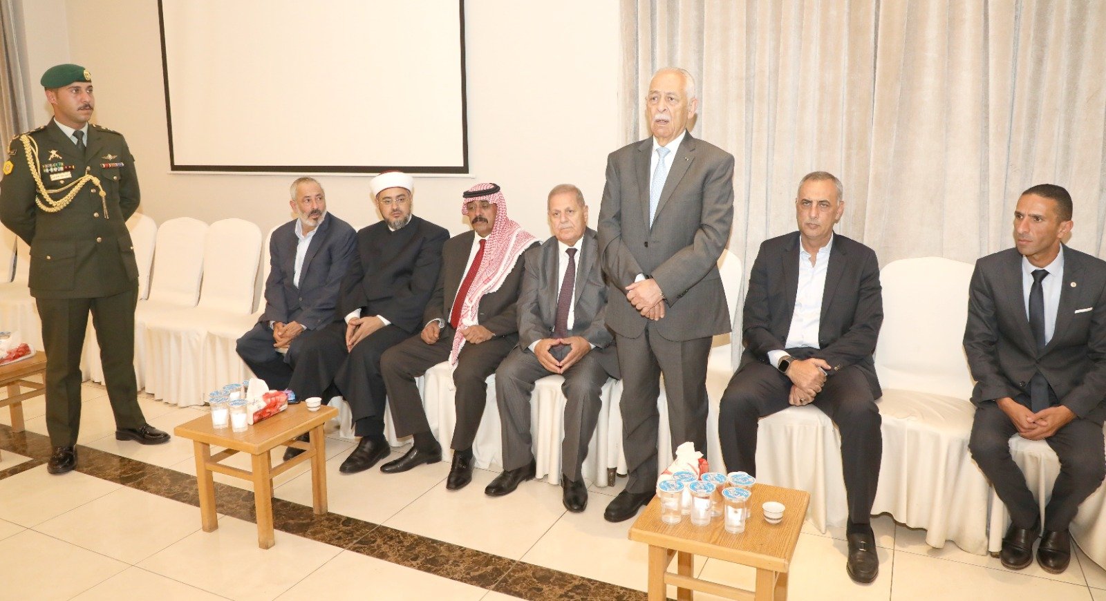 مندوبا عن الملك وسمو ولي العهد .. العيسوي يعزي آل ابو فارس