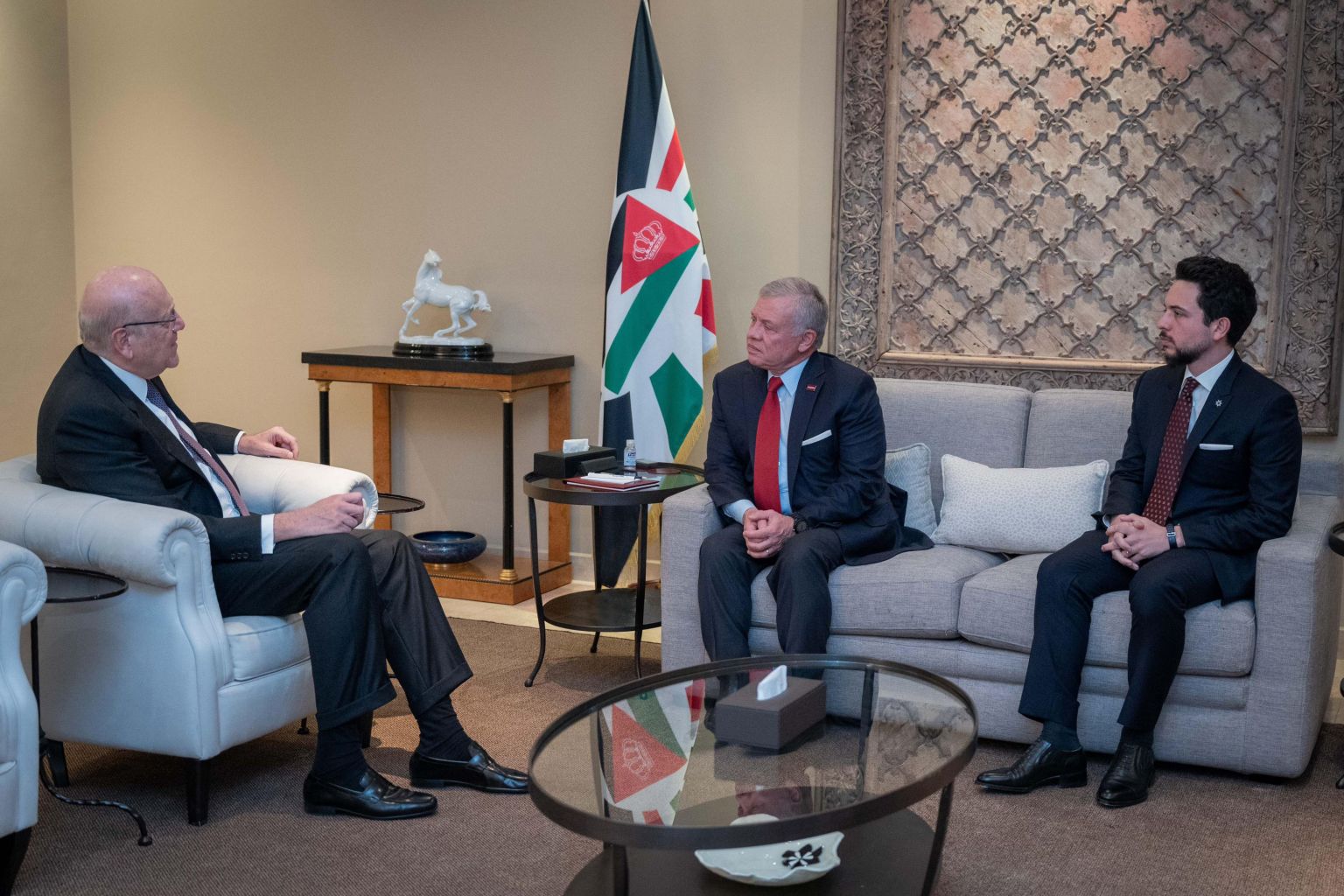 King, Mikati discuss dangerous situation in Gaza, stepping up international efforts to stop the war