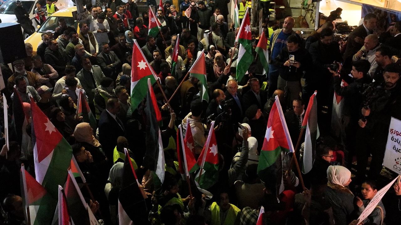 وققة حاشدة لحزب إرادة من الزرقاء تضامنا مع الاشقاء في قطاع غزة.. صور 