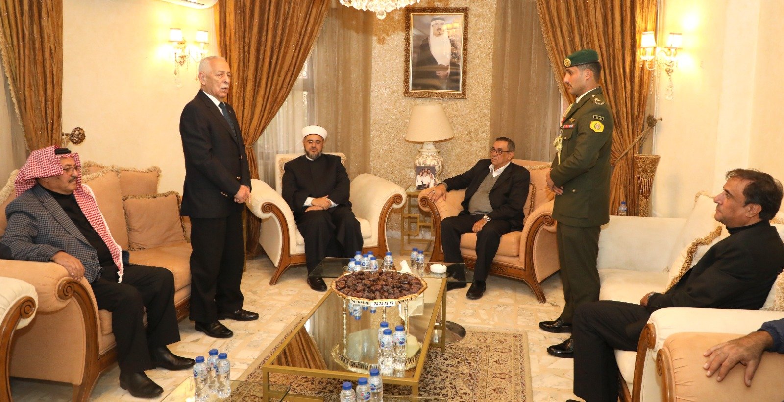 مندوبا عن الملك وولي العهد.. العيسوي يعزي آل  اللهيمق