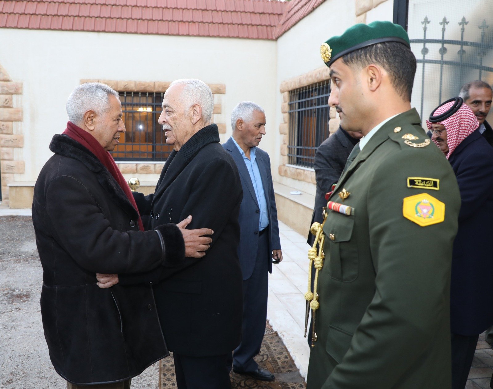 مندوبا عن الملك وولي العهد .  العيسوي يعزي عشيرة الفايز