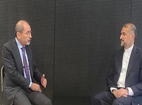 Safadi meets Iranian counterpart, warns security concerns from Syria