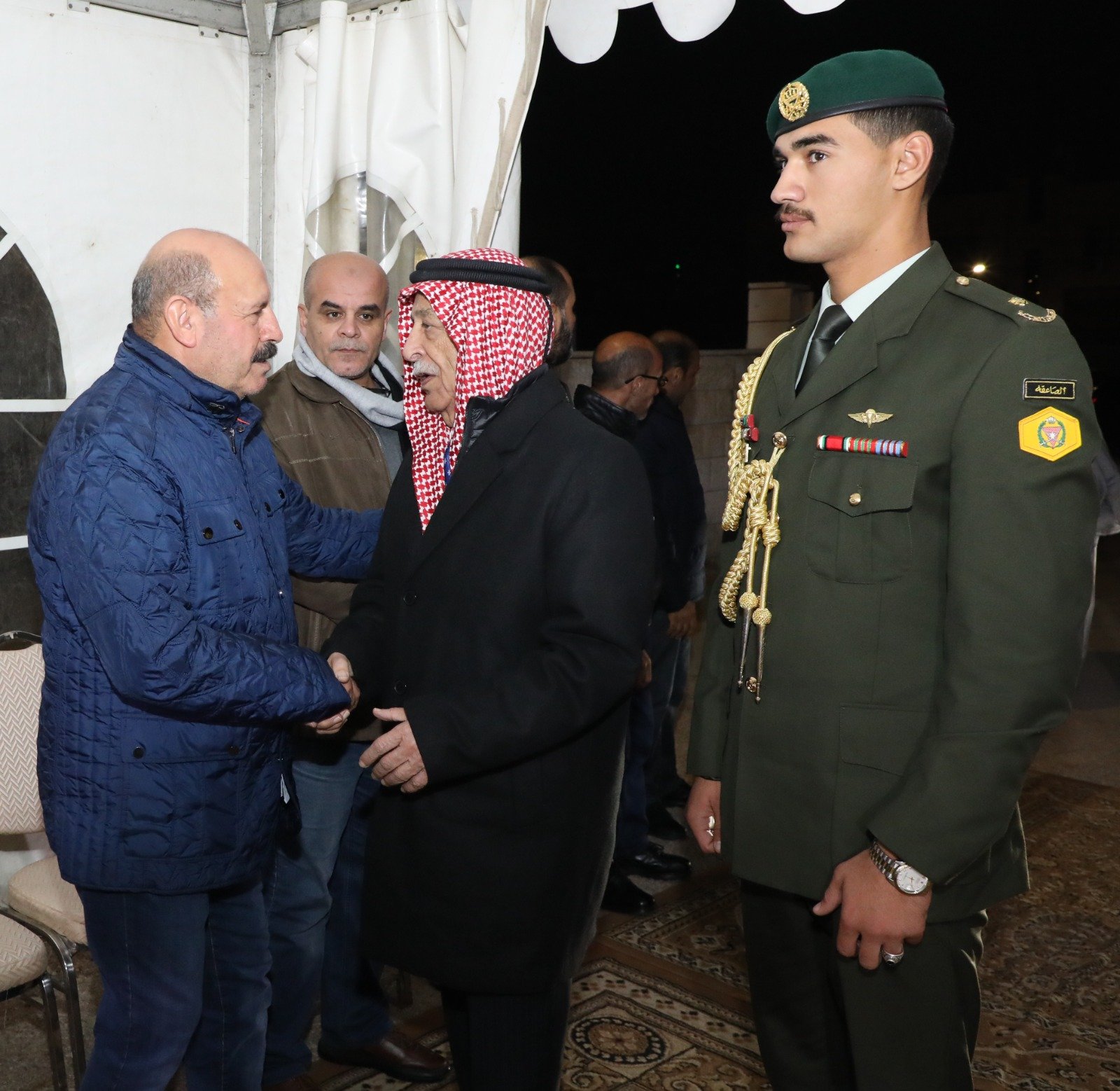 مندوبا عن الملك وولي العهد العيسوي يعزي عشيرتي ابو زيد والدباس